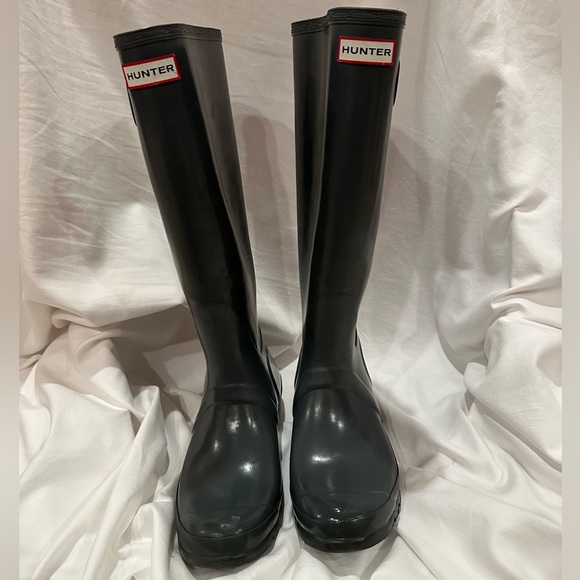 Hunter Shoes - Hunter tall glossy rain boots in gray. Sz. 10